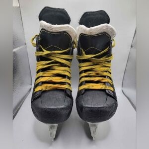 CCM Tacks 9040 Kids Ice Skates 10Y